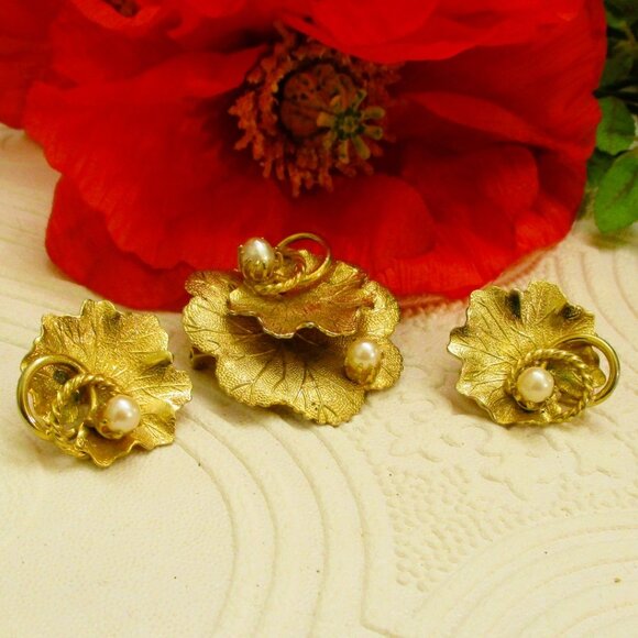VINTAGE Cultured Pearls Gold Plate Brooch Earrings Set ~ Gold Leaf Swirl Pearls - Picture 6 of 16